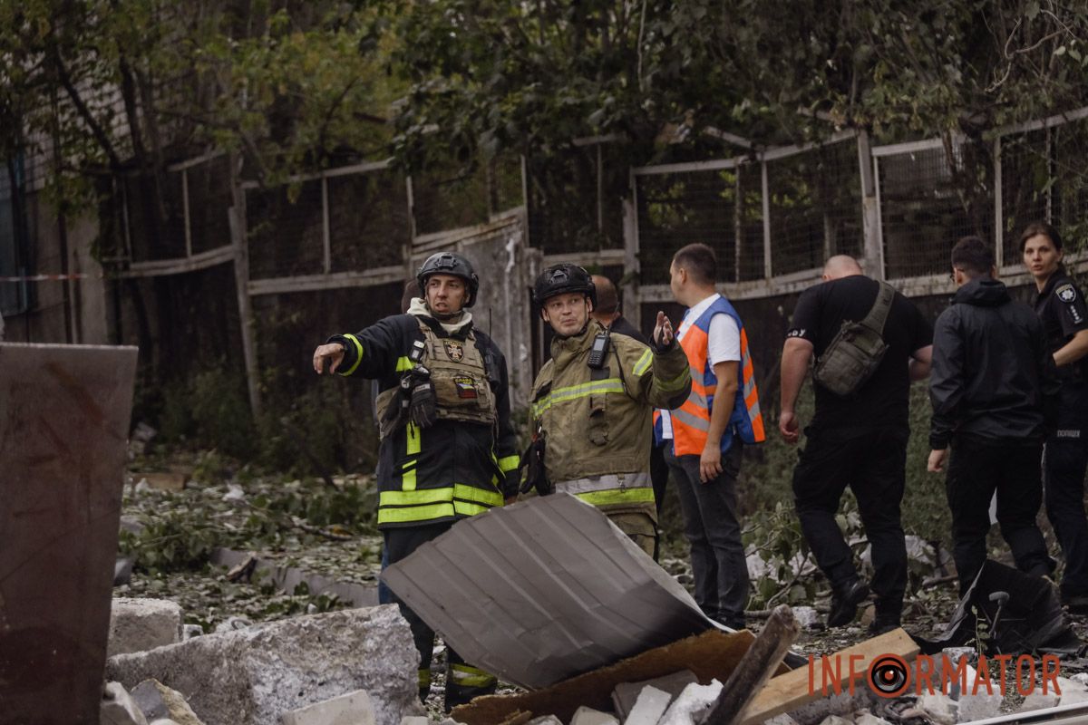 Задіяні всі спецслужби: що відбувається на місці атаки на Дніпром 1