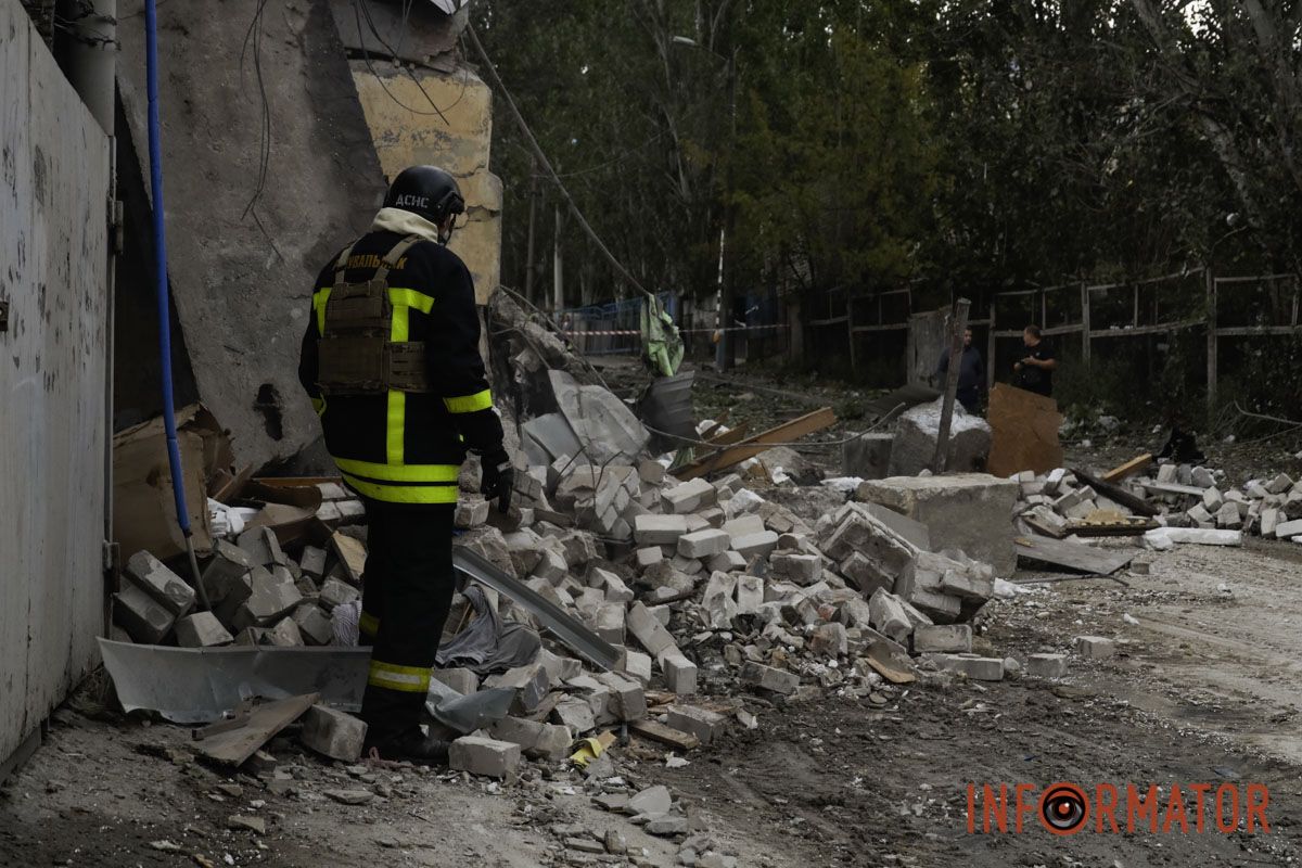 Задіяні всі спецслужби: що відбувається на місці атаки на Дніпром 21