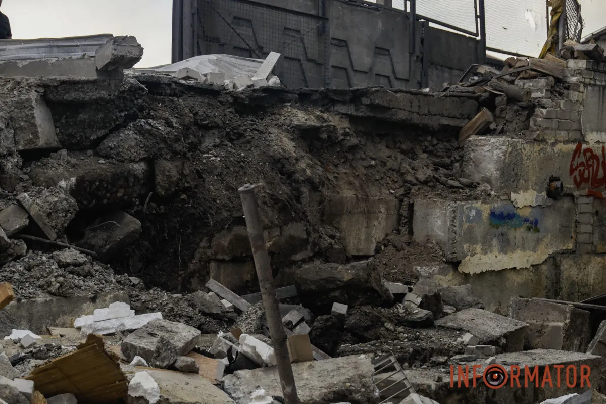 Задіяні всі спецслужби: що відбувається на місці атаки на Дніпром 15