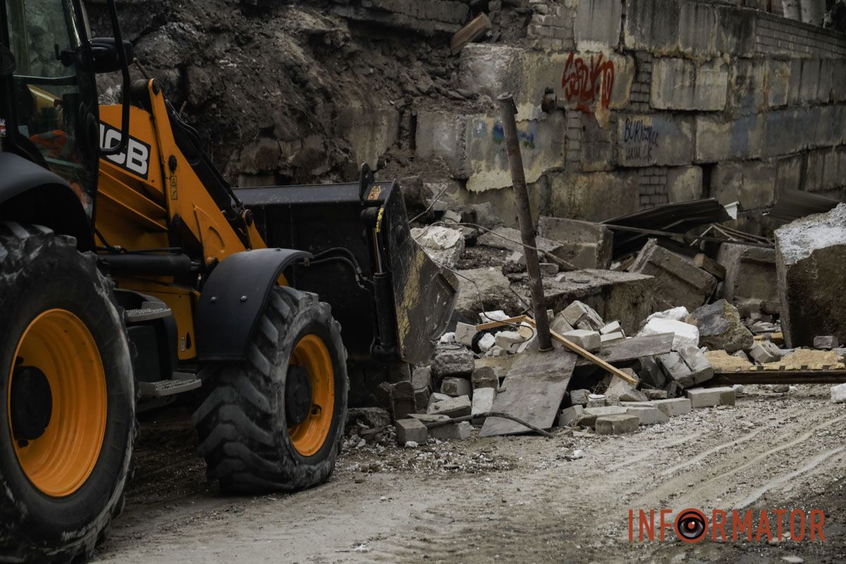 Задіяні всі спецслужби: що відбувається на місці атаки на Дніпром 17