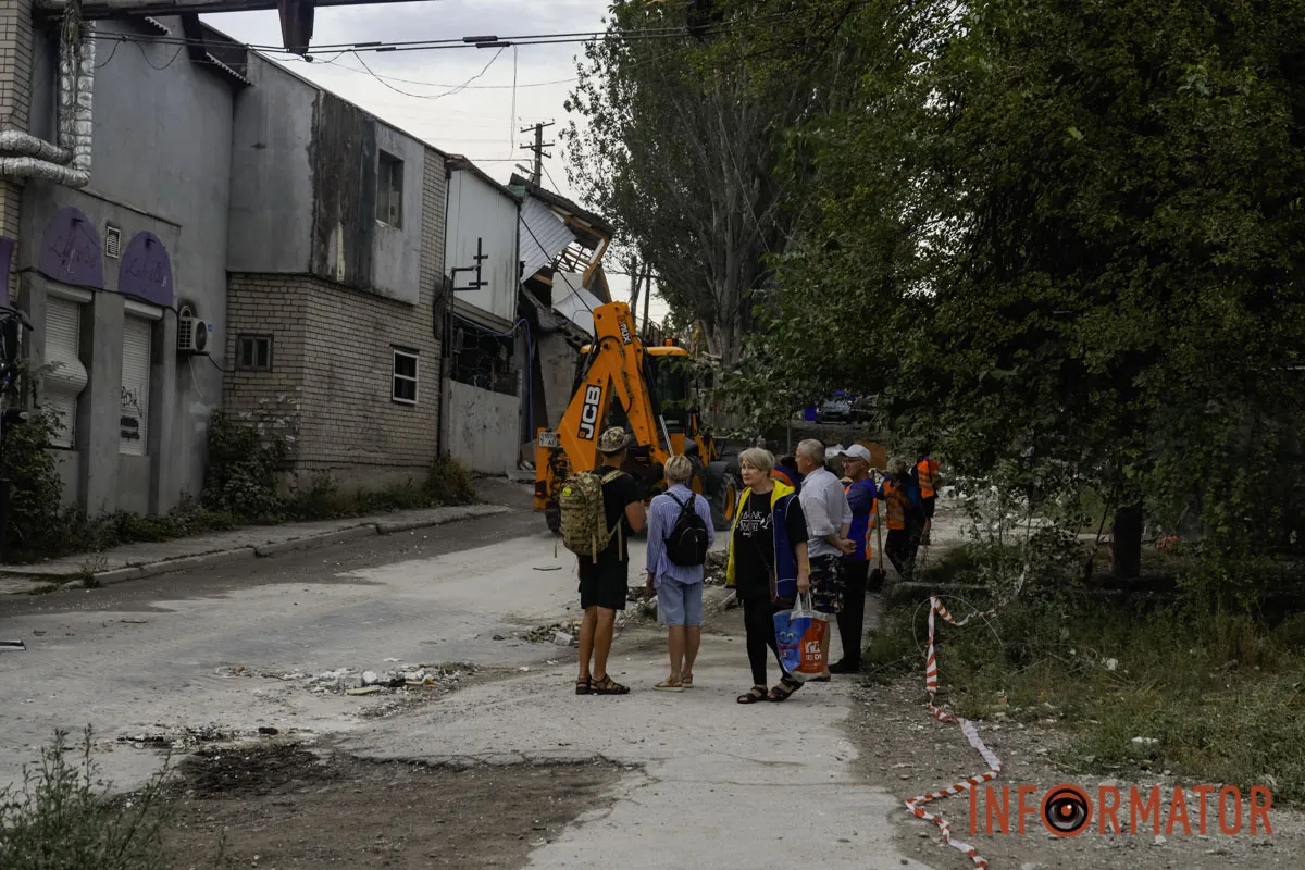Задіяні всі спецслужби: що відбувається на місці атаки на Дніпром 19