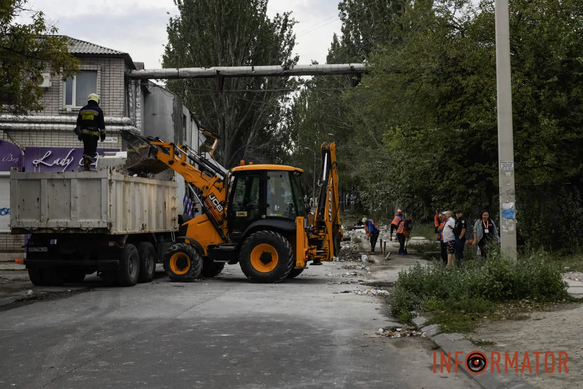 Задіяні всі спецслужби: що відбувається на місці атаки на Дніпром 12