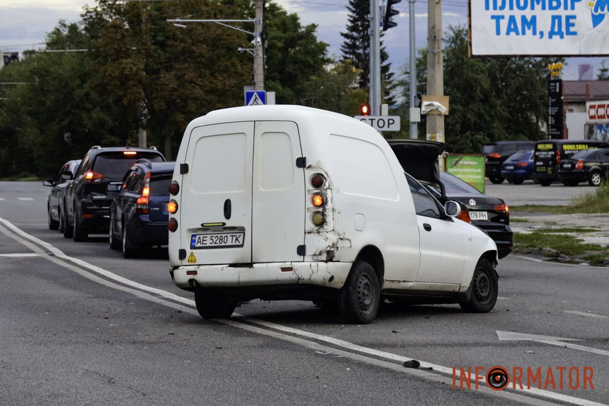 У Дніпрі біля «Укрнафти» зіткнулися три автівки: рух ускладнений на Калиновій 7