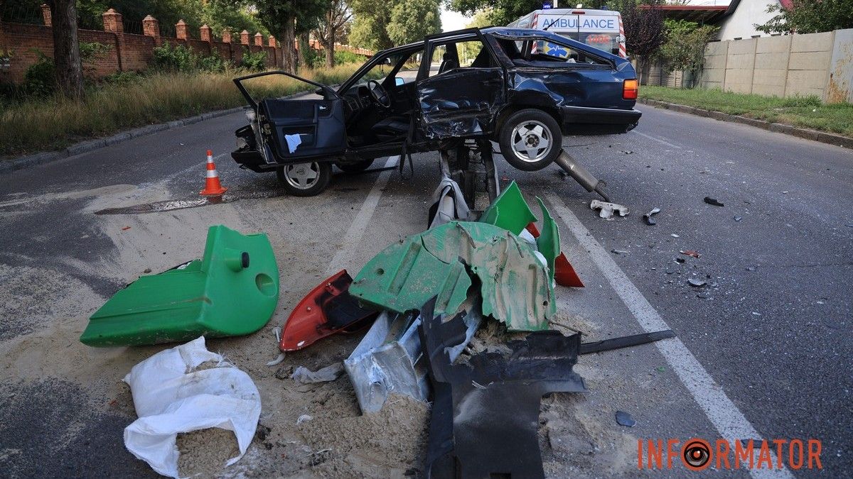 У Дніпрі вантажівка Scania знесла Audi: автівка повисла на відбійнику, водій у лікарні