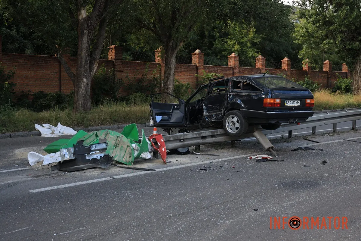 У Дніпрі вантажівка Scania знесла Audi: автівка повисла на відбійнику, водій у лікарні 21