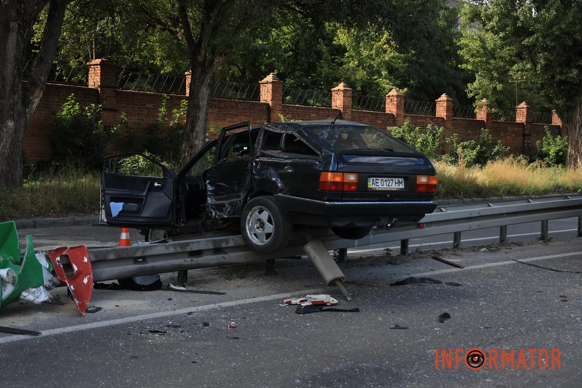 У Дніпрі вантажівка Scania знесла Audi: автівка повисла на відбійнику, водій у лікарні 16
