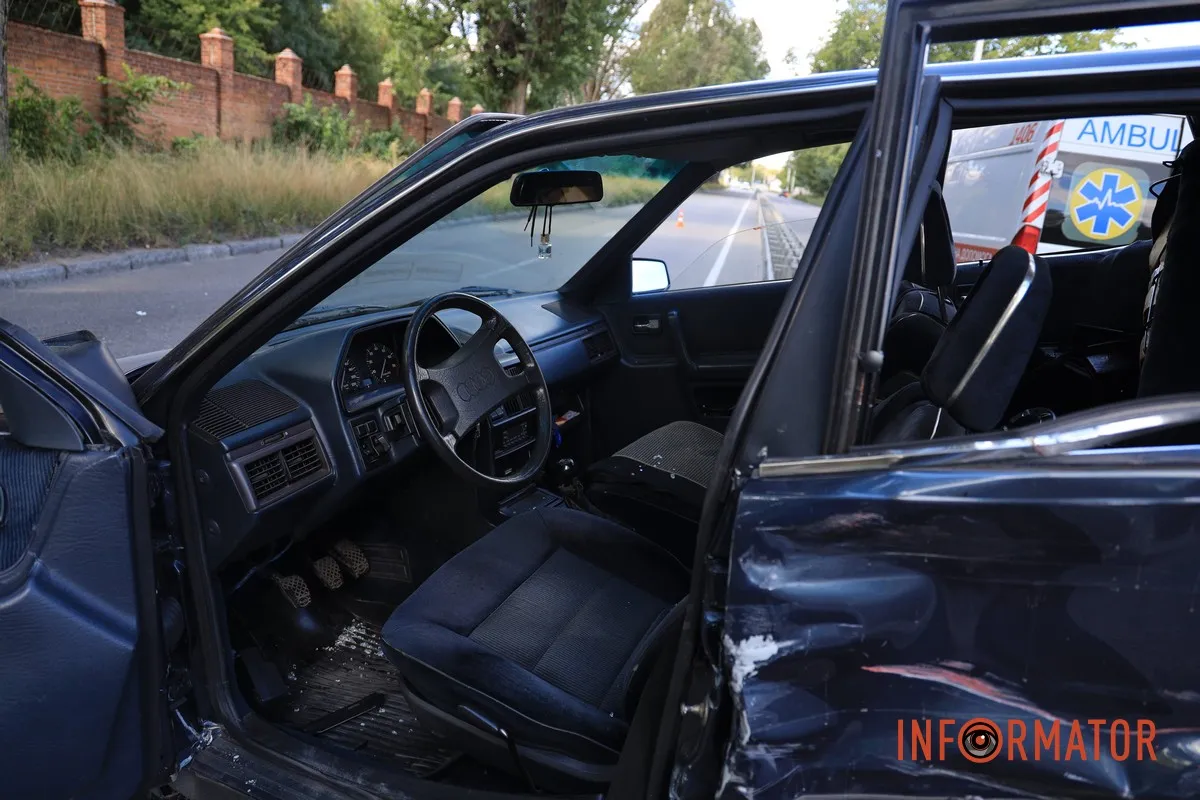 У Дніпрі вантажівка Scania знесла Audi: автівка повисла на відбійнику, водій у лікарні 17