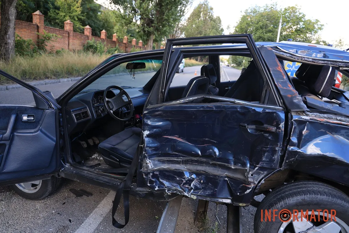 У Дніпрі вантажівка Scania знесла Audi: автівка повисла на відбійнику, водій у лікарні 20