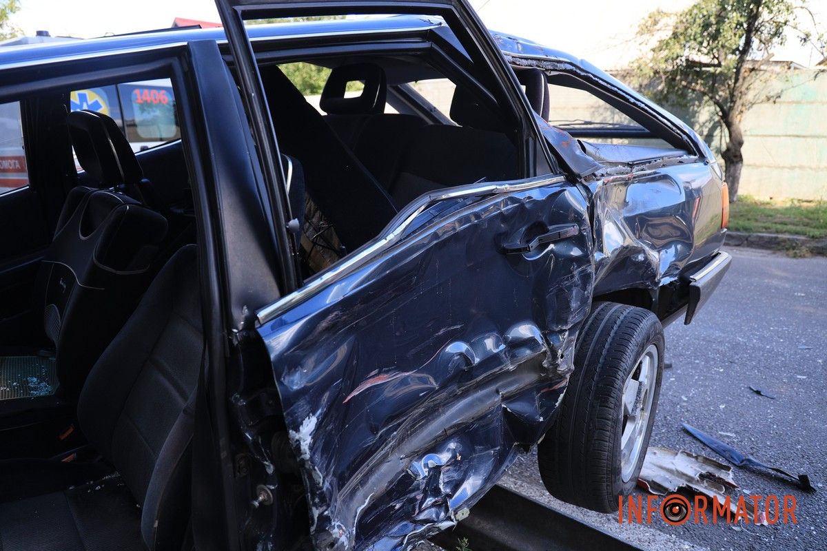 У Дніпрі вантажівка Scania знесла Audi: автівка повисла на відбійнику, водій у лікарні 1