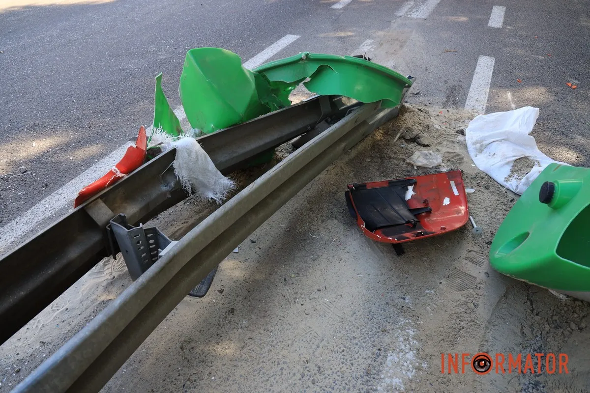 У Дніпрі вантажівка Scania знесла Audi: автівка повисла на відбійнику, водій у лікарні 15