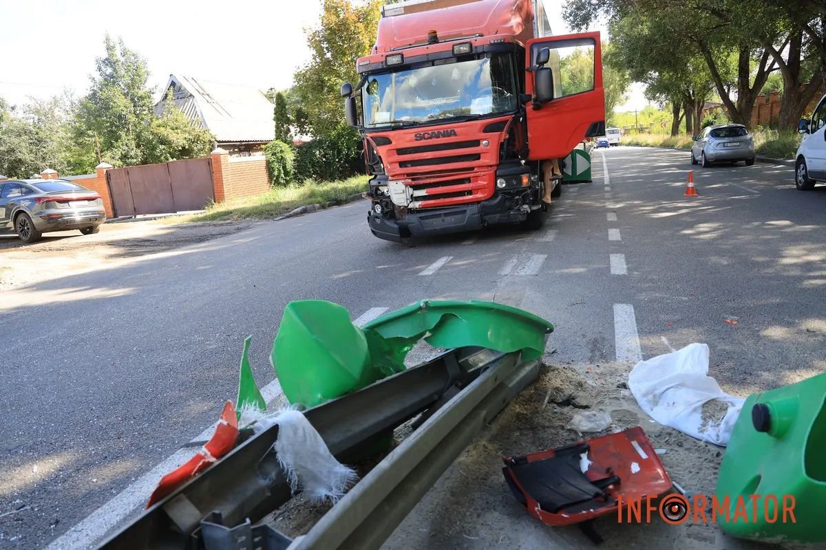У Дніпрі вантажівка Scania знесла Audi: автівка повисла на відбійнику, водій у лікарні 8
