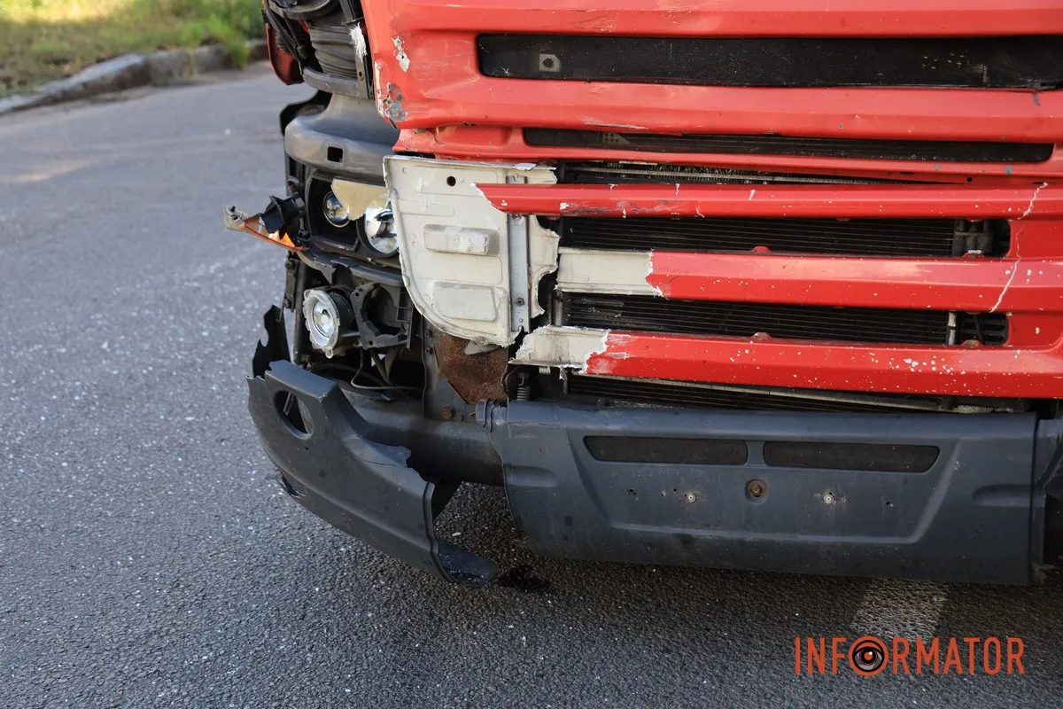 У Дніпрі вантажівка Scania знесла Audi: автівка повисла на відбійнику, водій у лікарні 10
