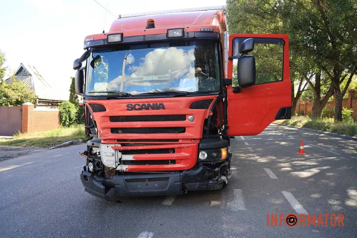 У Дніпрі вантажівка Scania знесла Audi: автівка повисла на відбійнику, водій у лікарні 5