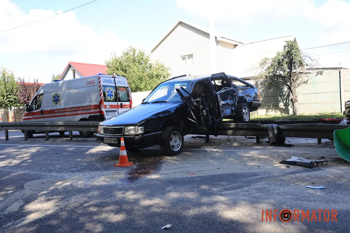 У Дніпрі вантажівка Scania знесла Audi: автівка повисла на відбійнику, водій у лікарні 4