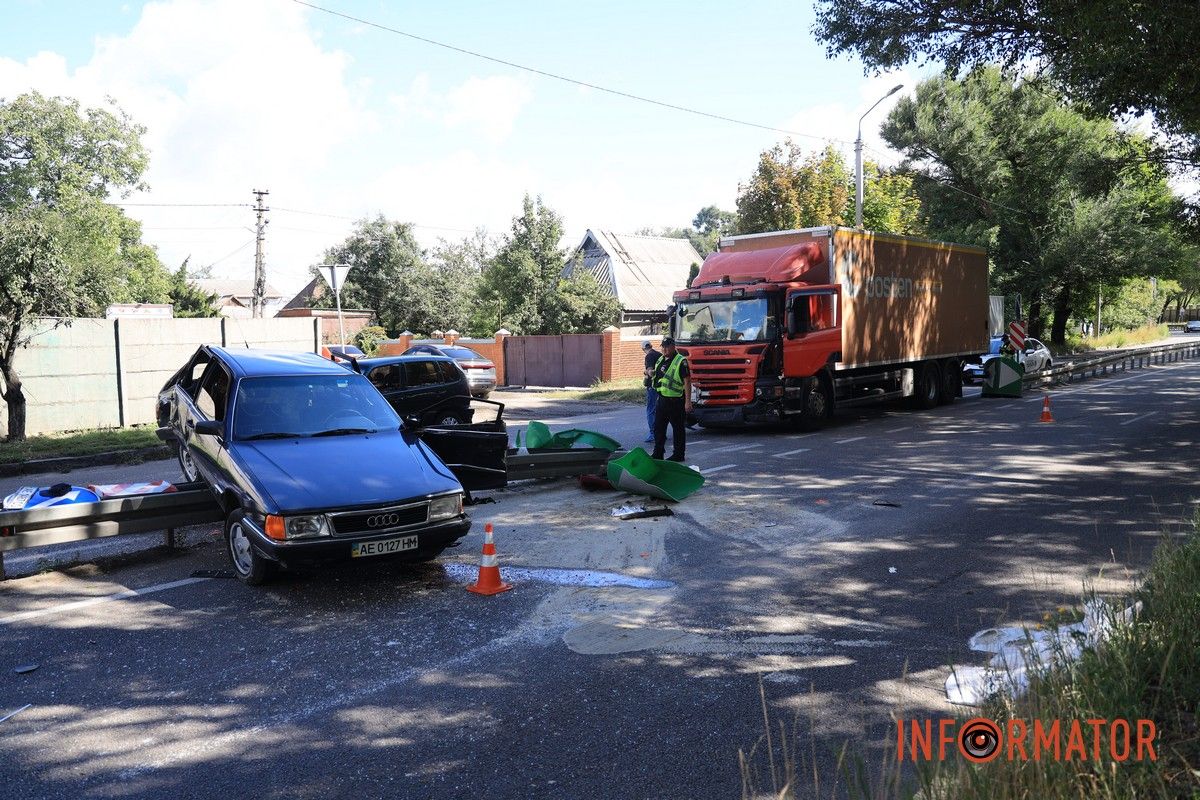У Дніпрі вантажівка Scania знесла Audi: автівка повисла на відбійнику, водій у лікарні 6