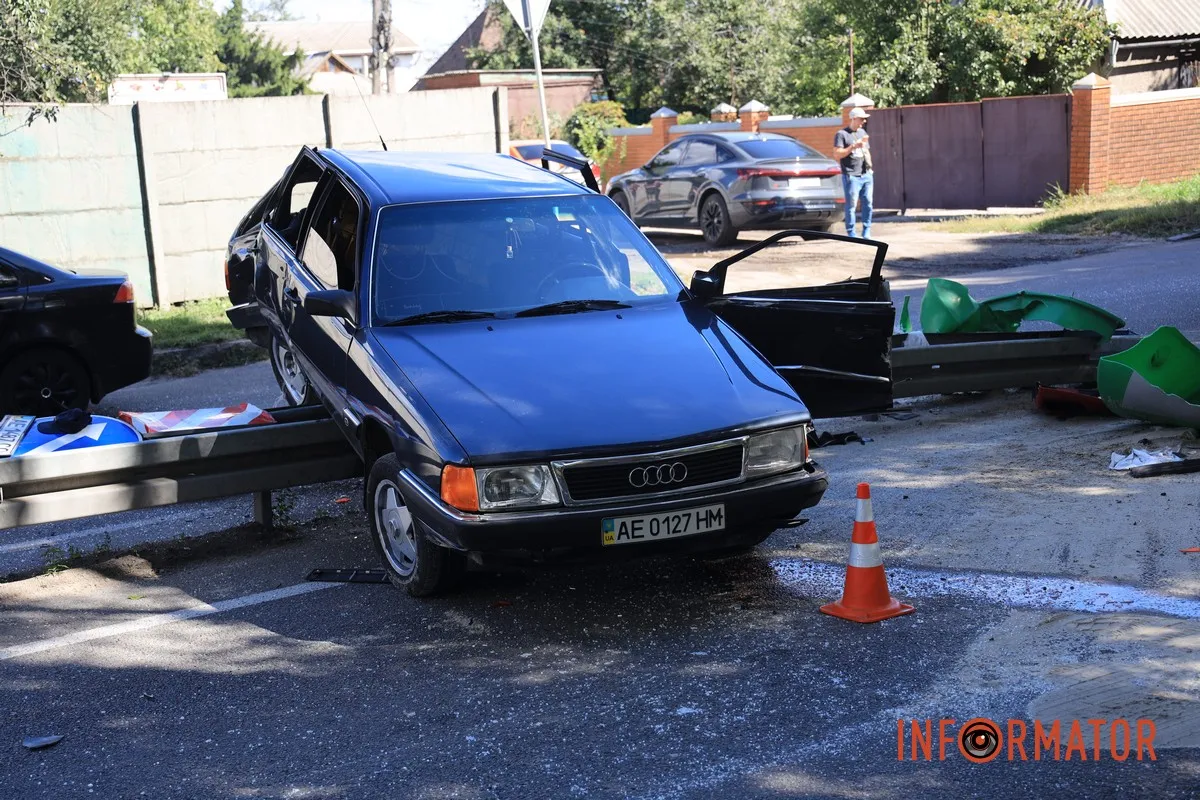 У Дніпрі вантажівка Scania знесла Audi: автівка повисла на відбійнику, водій у лікарні 14
