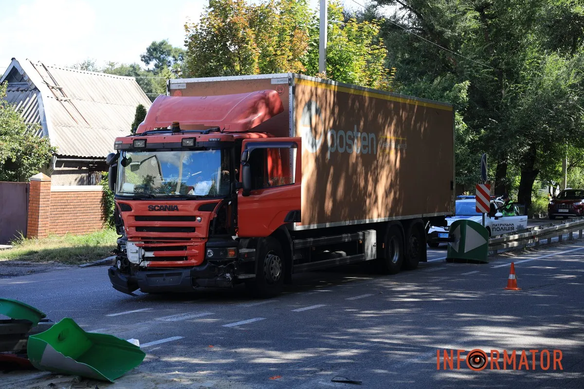 У Дніпрі вантажівка Scania знесла Audi: автівка повисла на відбійнику, водій у лікарні 3