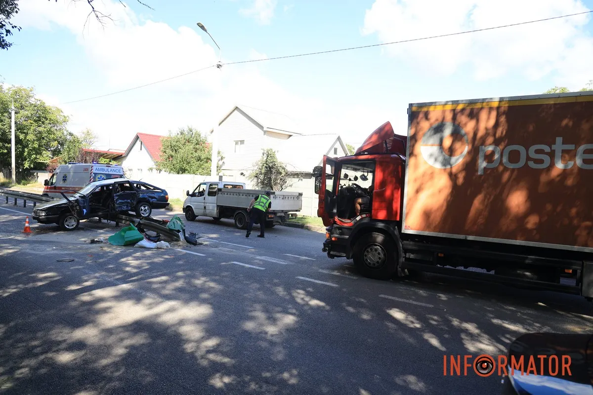 У Дніпрі вантажівка Scania знесла Audi: автівка повисла на відбійнику, водій у лікарні 2