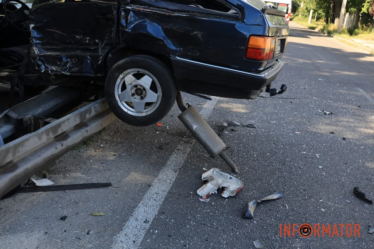 У Дніпрі вантажівка Scania знесла Audi: автівка повисла на відбійнику, водій у лікарні 12