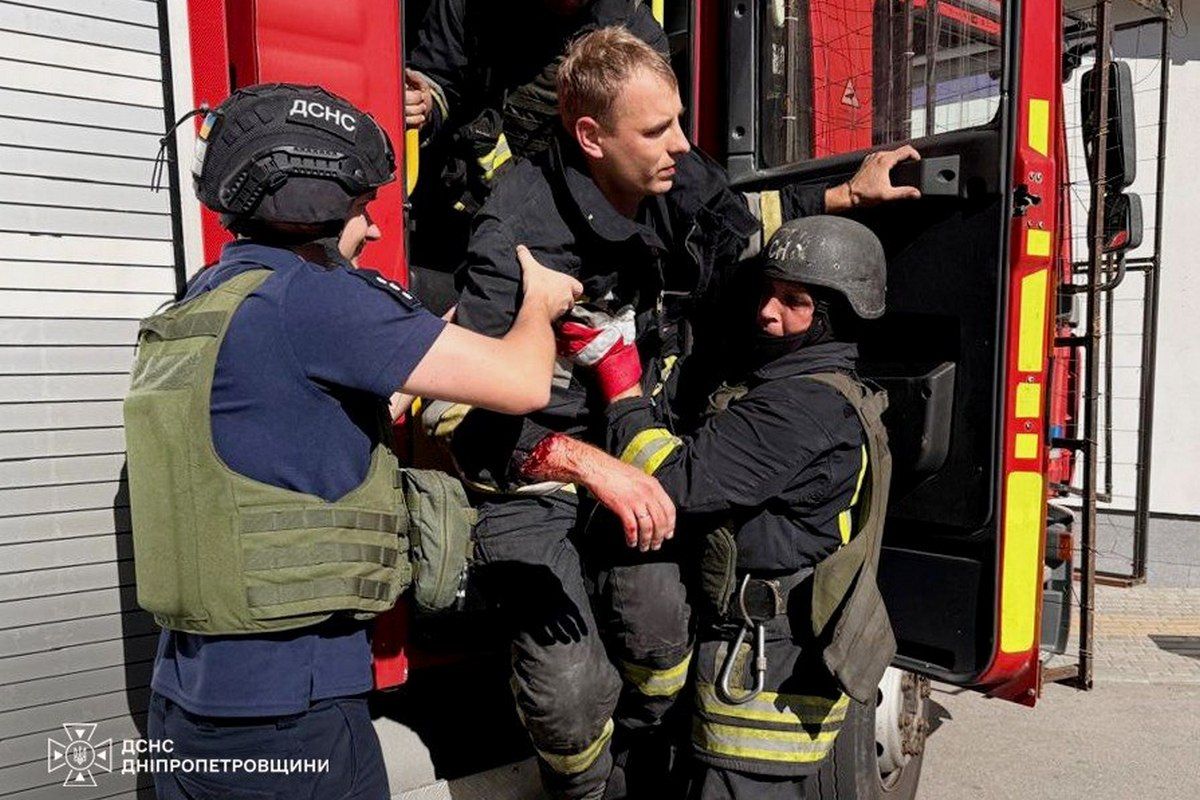 Під час ліквідації пожежі росіяни завдали повторного удару по рятувальниках, які працювали на місці події Під час ліквідації пожежі росіяни завдали повторного удару по рятувальниках, які працювали на місці події