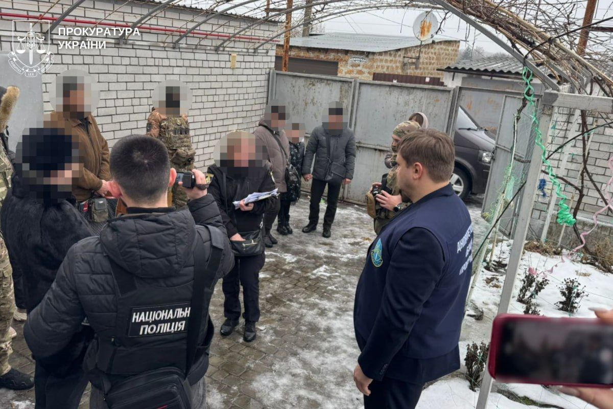 Прийомні батьки систематично застосовували до них фізичне насильство та інші форми жорстокого поводження