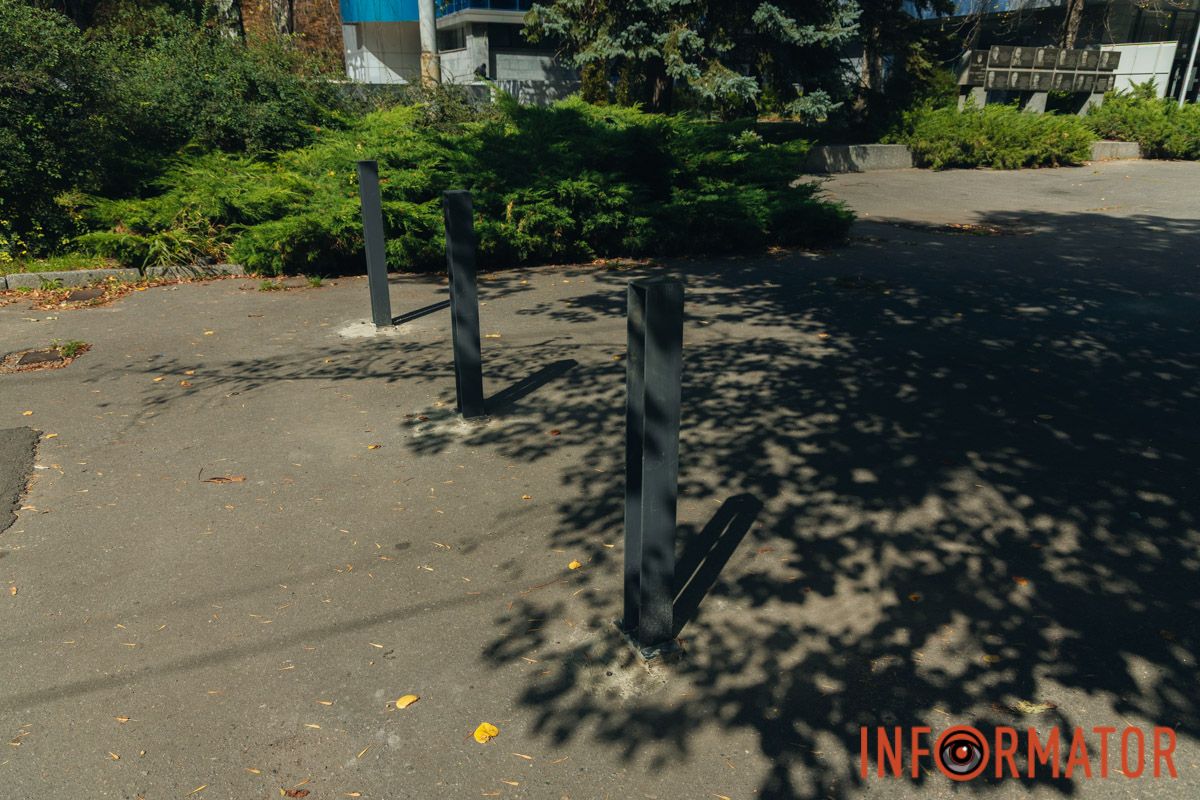 Новые столбики перекрыли парковку возле корпуса ДНУ на Науки: это связывают с конфликтом Филатова с Оковитым 4
