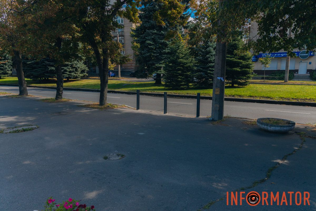 Новые столбики перекрыли парковку возле корпуса ДНУ на Науки: это связывают с конфликтом Филатова с Оковитым 6