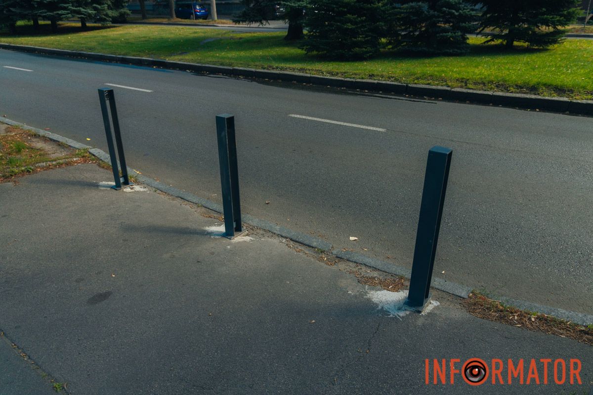 Новые столбики перекрыли парковку возле корпуса ДНУ на Науки: это связывают с конфликтом Филатова с Оковитым 7