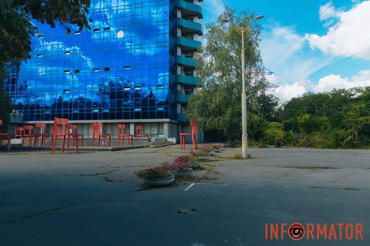 Новые столбики перекрыли парковку возле корпуса ДНУ на Науки: это связывают с конфликтом Филатова с Оковитым 9