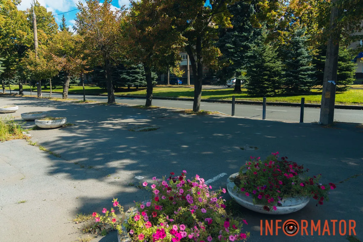 Новые столбики перекрыли парковку возле корпуса ДНУ на Науки: это связывают с конфликтом Филатова с Оковитым 18