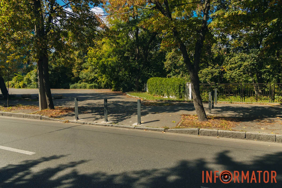 Новые столбики перекрыли парковку возле корпуса ДНУ на Науки: это связывают с конфликтом Филатова с Оковитым 19