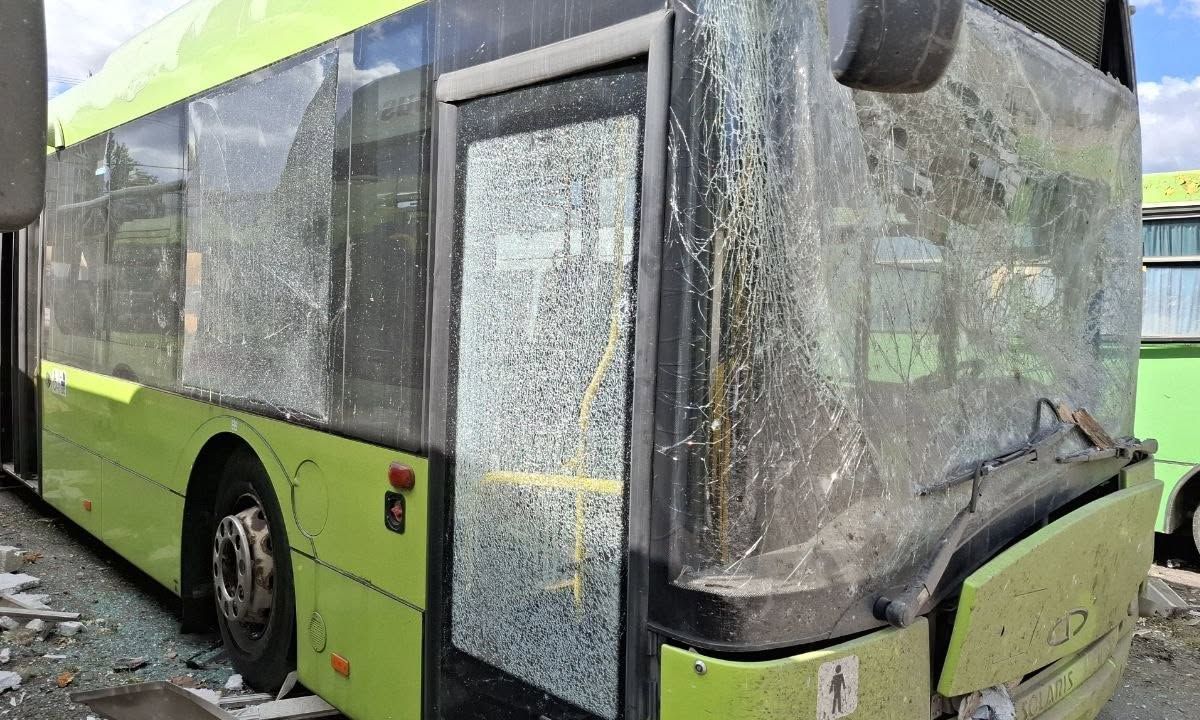 В автобусах вибило скло та двері