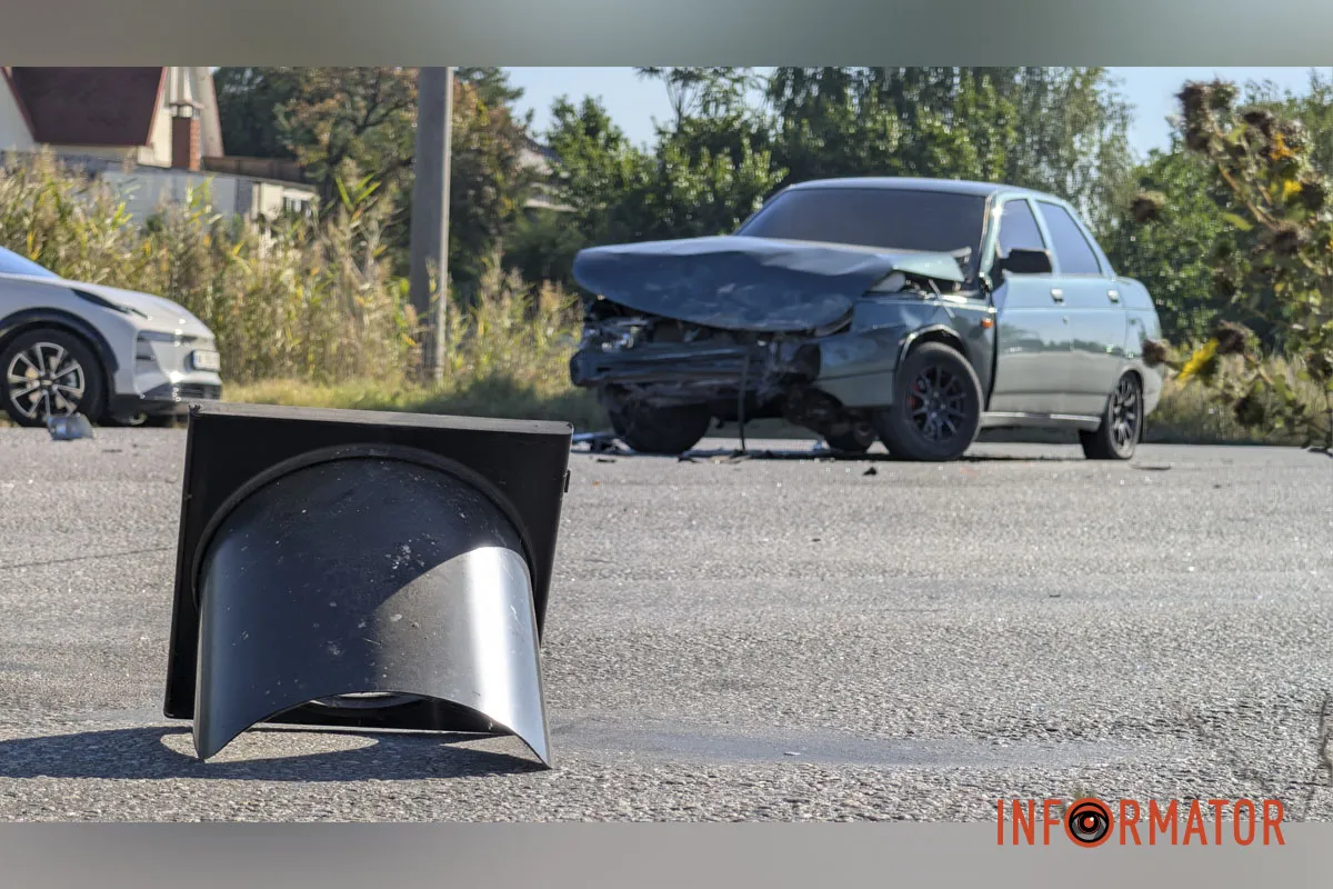 Станом на 10:00 патрульної поліції на місці не було Peugeot врізався у відбійник та світлофор: потрійна ДТП сталася на Полтавському шосе у Дніпрі 8