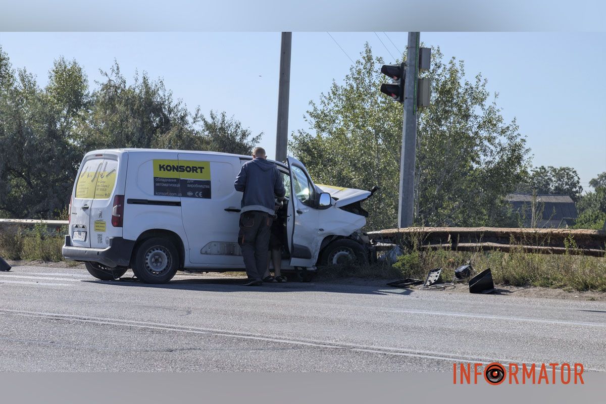 Якщо ваш маршрут пролягаю цією ділянкою, то водіям варто бути максимально уважними і обережними. Peugeot врізався у відбійник та світлофор: потрійна ДТП сталася на Полтавському шосе у Дніпрі 7