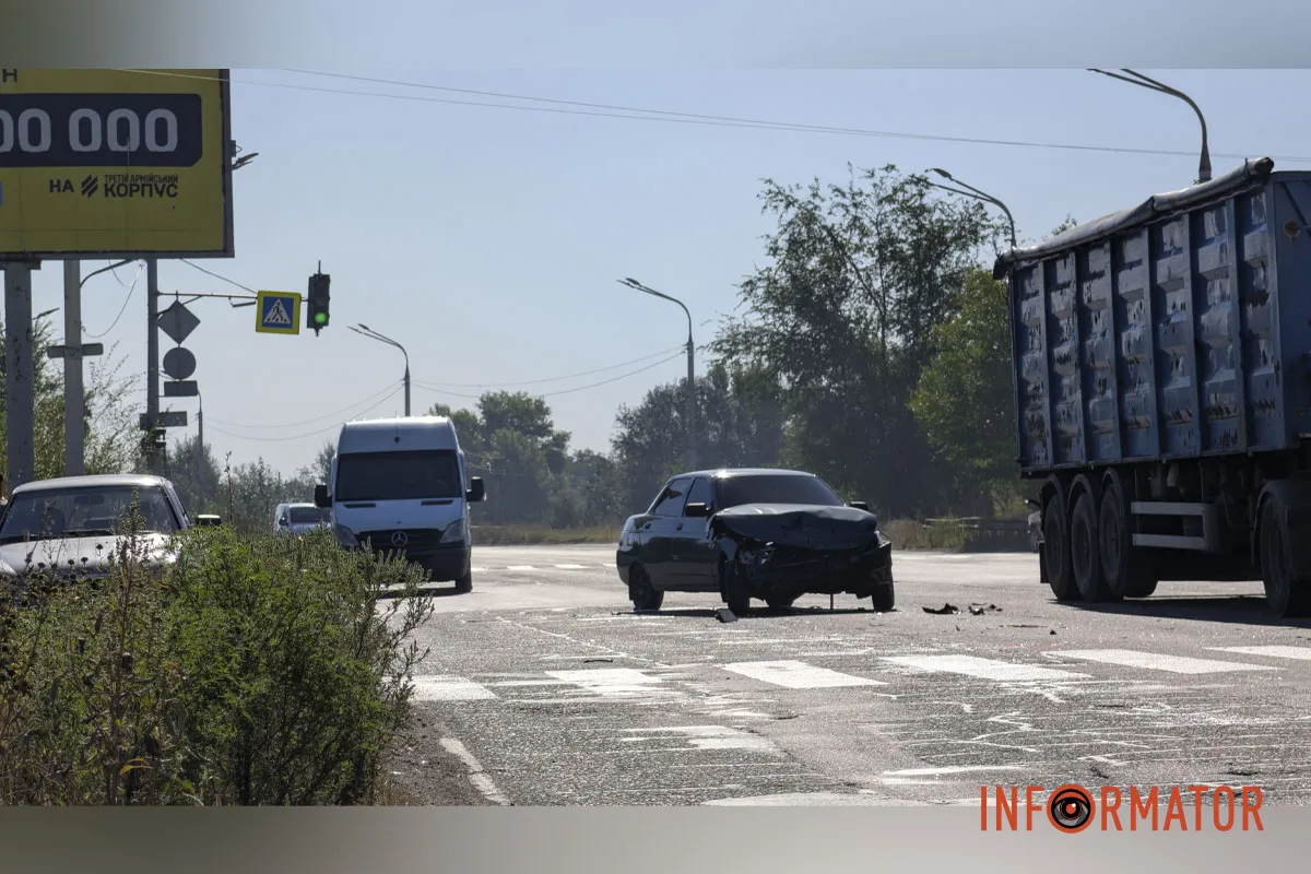 Внаслідок ДТП світлофор пошкоджений, але намагається працювати Peugeot врізався у відбійник та світлофор: потрійна ДТП сталася на Полтавському шосе у Дніпрі 5