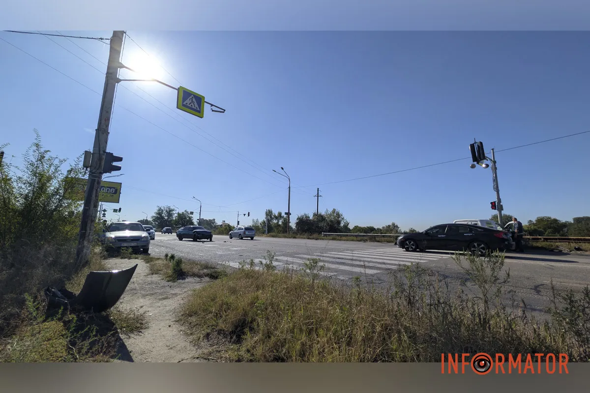 Аварія сталася близько 9:00 на в’їзді до міста Peugeot врізався у відбійник та світлофор: потрійна ДТП сталася на Полтавському шосе у Дніпрі 4