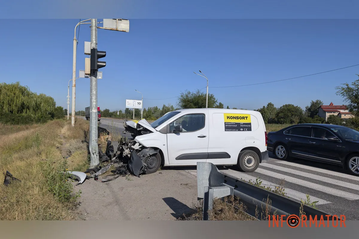 У середу, 9 вересня, у Дніпрі на Полтавському шосе сталася ДТП Peugeot врізався у відбійник та світлофор: потрійна ДТП сталася на Полтавському шосе у Дніпрі 1