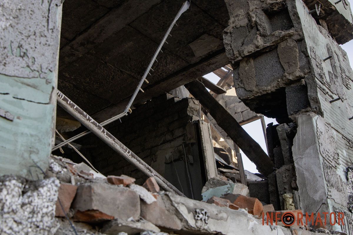 Взрывной волной разрушило бетонный забор во дворе