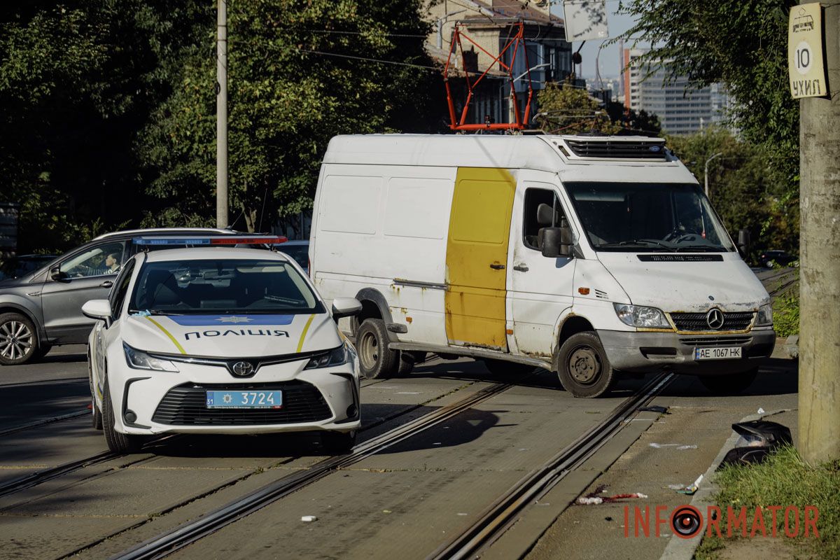 Про це повідомляє Інформатор із місця поді У Дніпрі на Грушевського зіткнулися Mercedes та мотоцикліст: водія шпиталізували, трамваї зупинилися 4