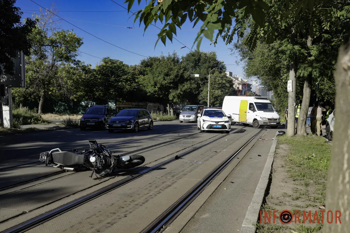 Поблизу перехрестя з вулицею Василя Вишиваного зіткнулися мікроавтобус Mercedes та мотоцикл У Дніпрі на Грушевського зіткнулися Mercedes та мотоцикліст: водія шпиталізували, трамваї зупинилися 2