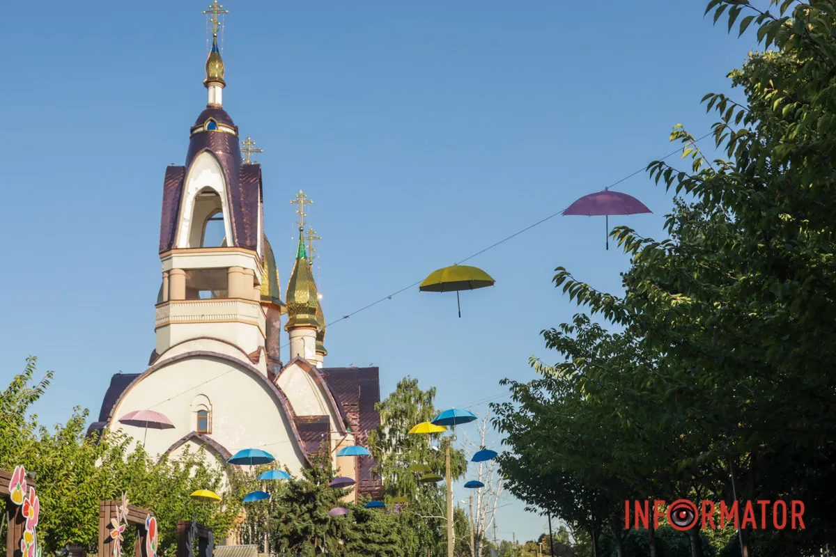 Не простояли і тижня: у Дніпрі розікрали парасолькову алею 1