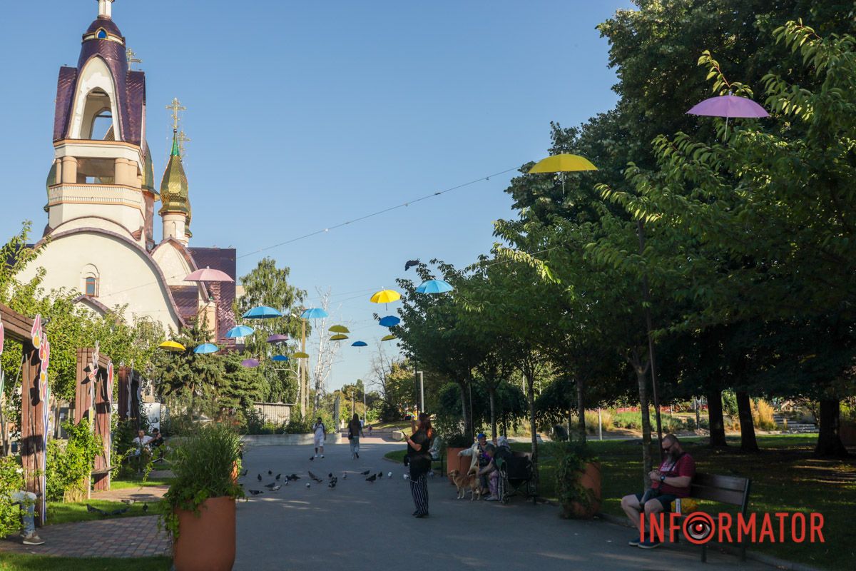 Не простояли і тижня: у Дніпрі розікрали парасолькову алею 13