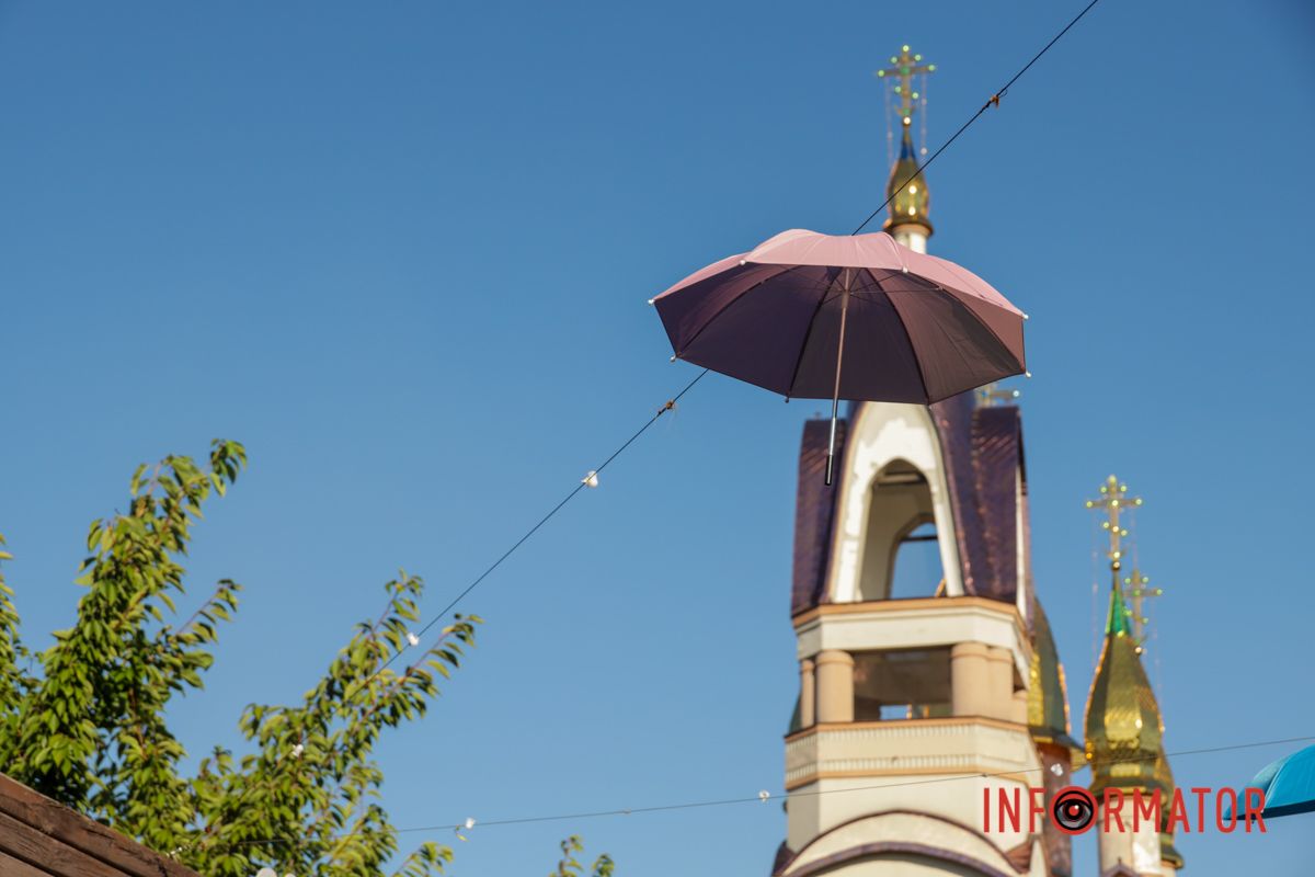 Не простояли і тижня: у Дніпрі розікрали парасолькову алею 14