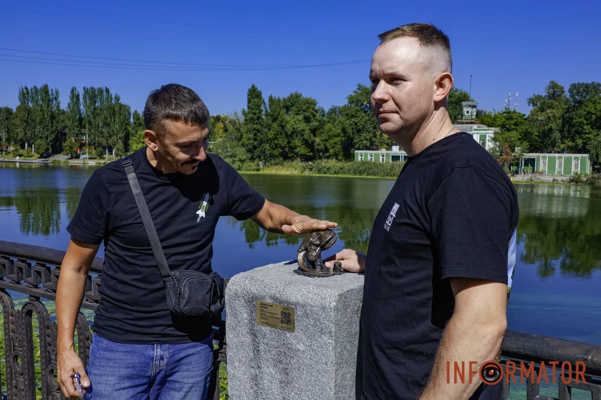 Каждая фигурка имеет QR-код В Днепре ко Дню города открыли 21 минискульптуру 22