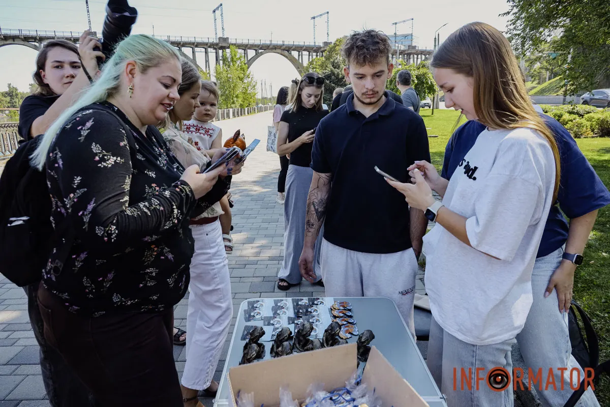 Скульптура находится вблизи моста В Днепре ко Дню города открыли 21 минискульптуру 14
