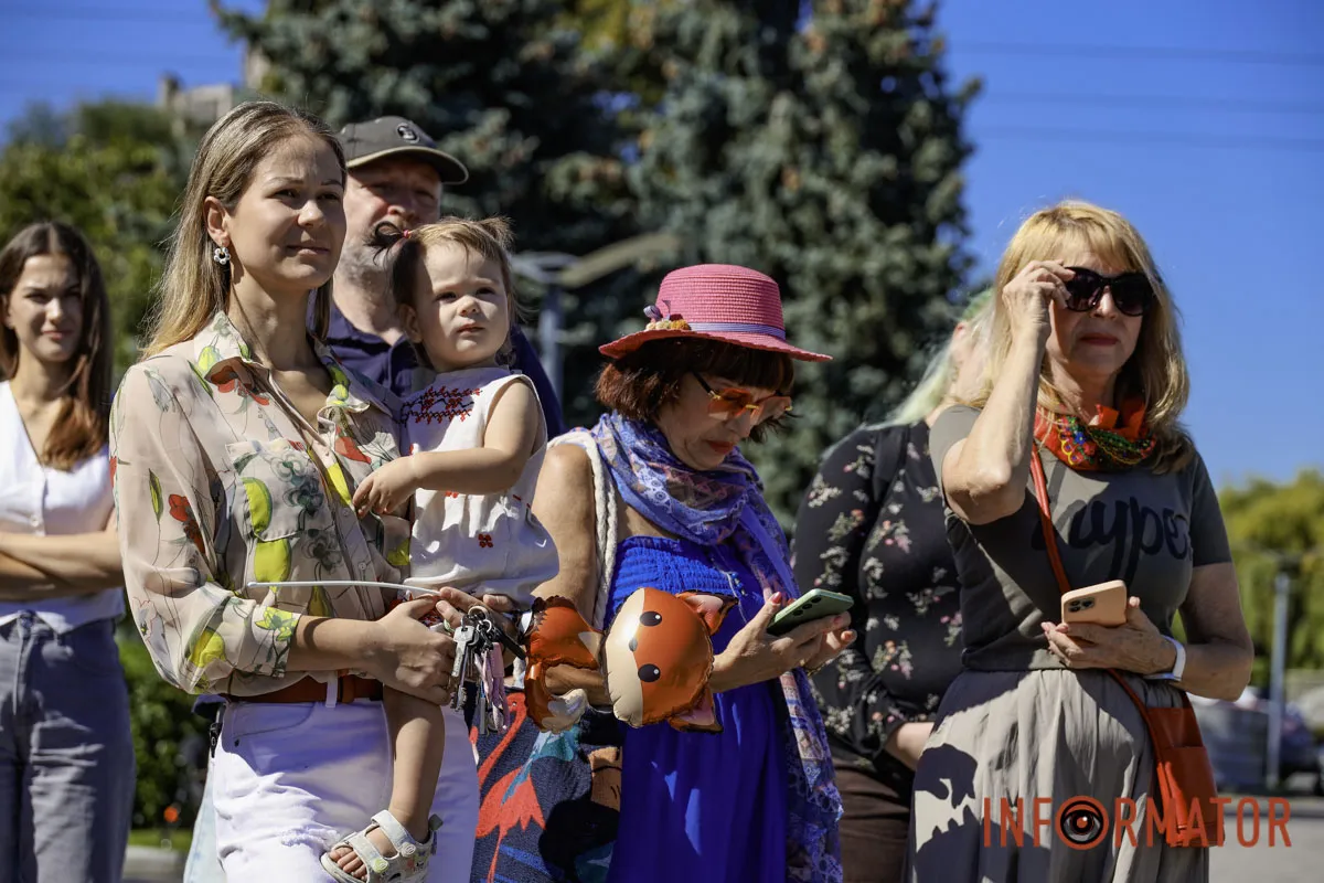 Гости на торжественном открытии В Днепре ко Дню города открыли 21 минискульптуру 1
