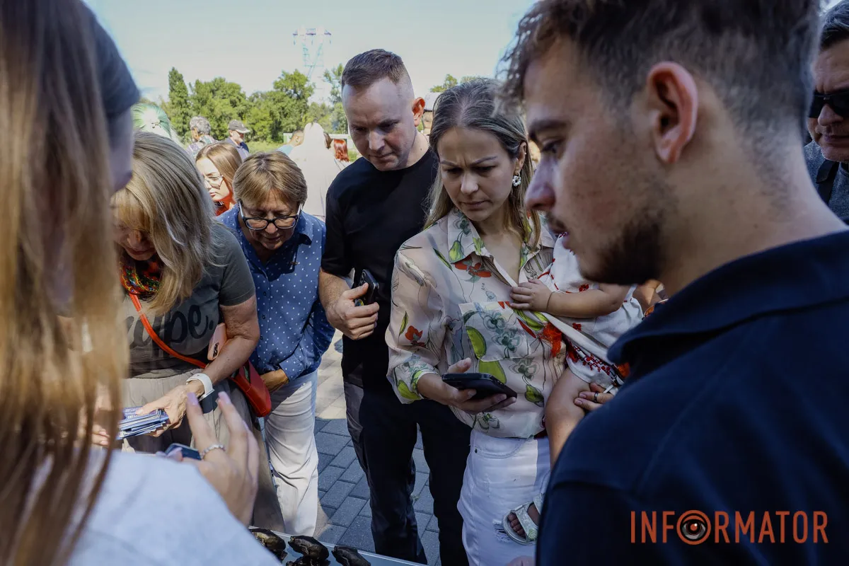 Новую скульптуру изобразили в виде котика и сома В Днепре ко Дню города открыли 21 минискульптуру 7