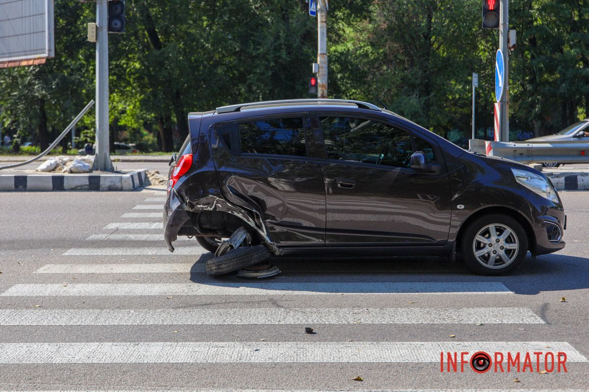 Авто зупинилося на переході Авто зупинилося на переході