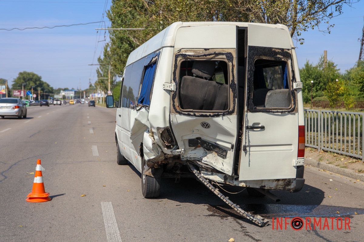 Там зіштовхнулися легковики Audi, Ravon та маршрутний автобус Volkswagen Там зіштовхнулися легковики Audi, Ravon та маршрутний автобус Volkswagen
