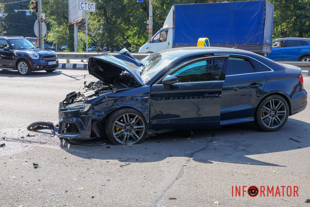 Усі три транспортні засоби рухалися в одному напрямку Усі три транспортні засоби рухалися в одному напрямку